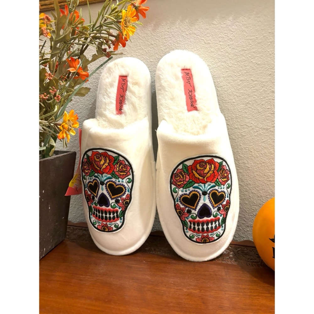 NEW BETSEY JOHNSON HALLOWEEN SUGAR SKULL FUZZY SCUFF SLIPPERS VIRAL TIKTOK 11/12